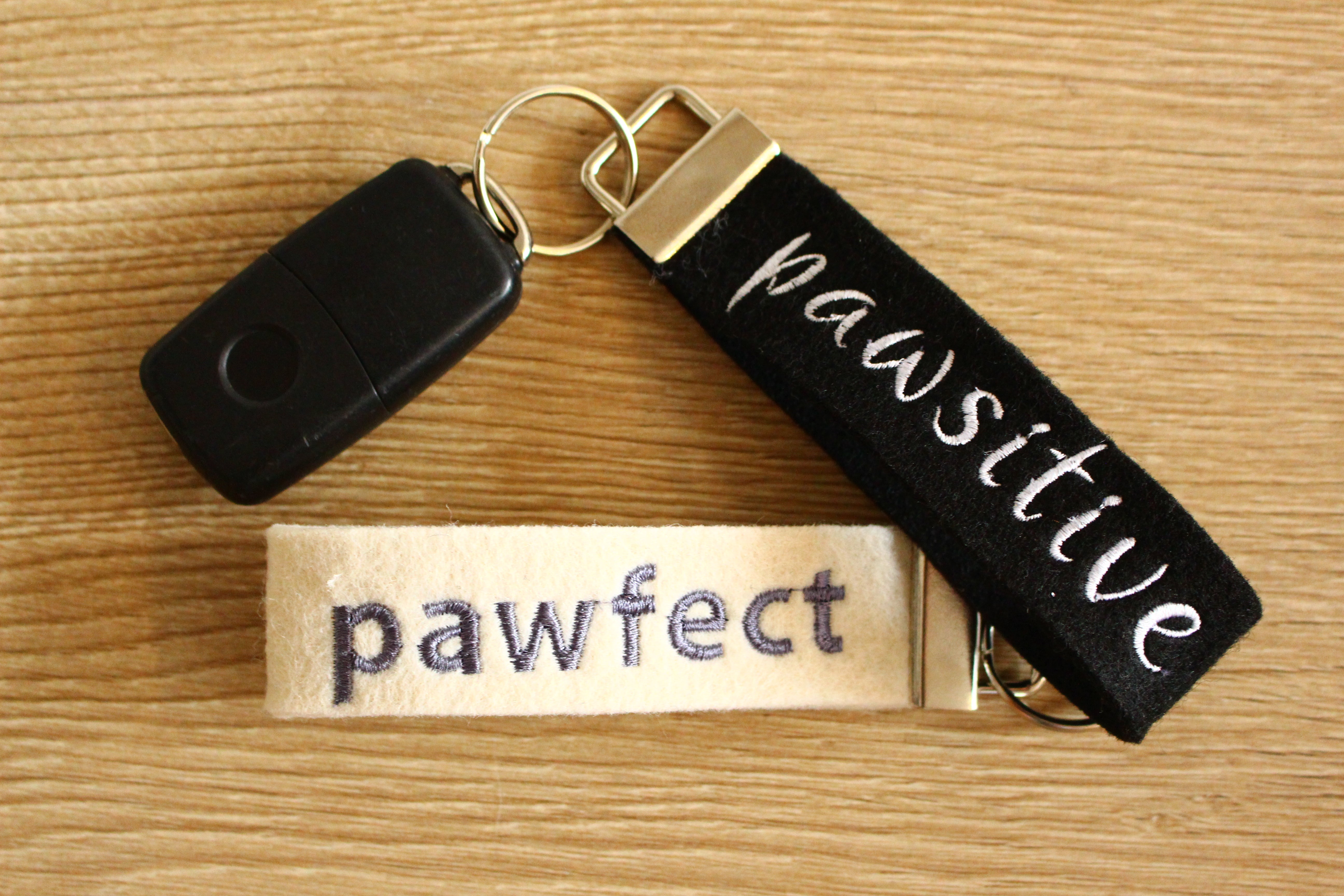 Personalisierbare, bestickte Schlüsselanhänger