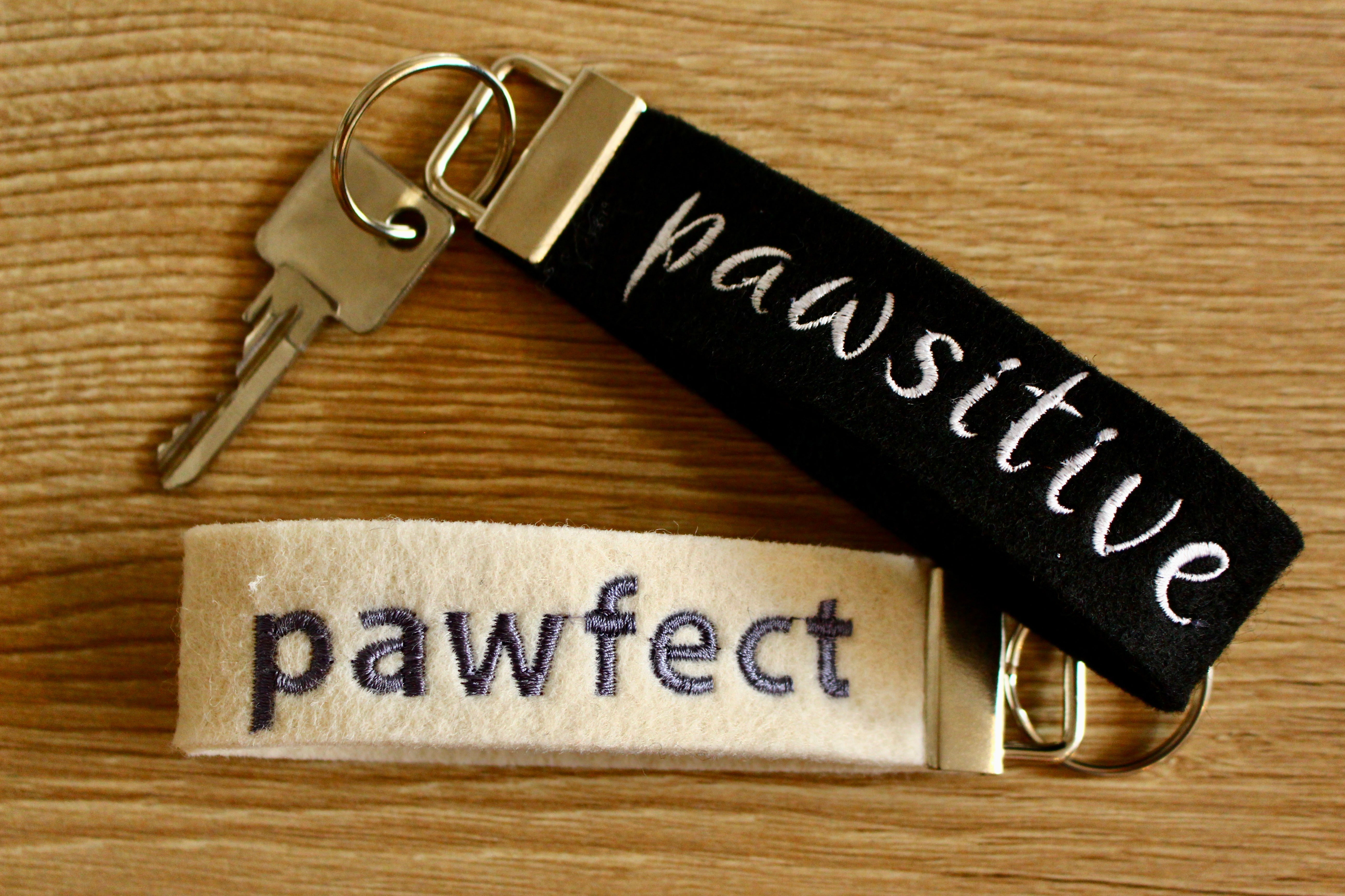 Personalisierbare, bestickte Schlüsselanhänger